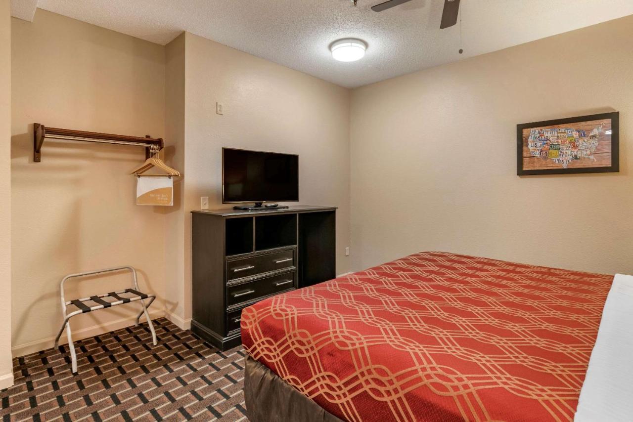 Econo Lodge Inn & Suites Granite City Экстерьер фото