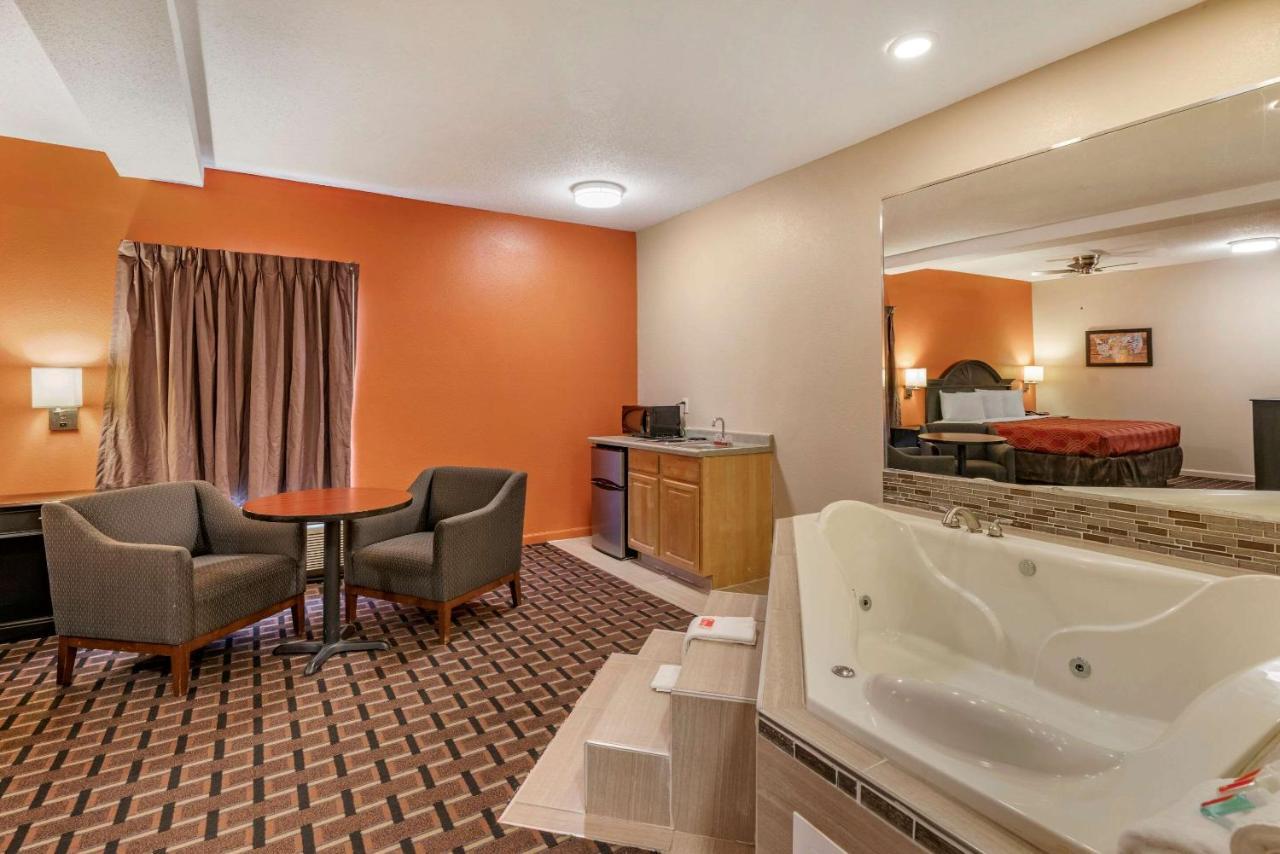 Econo Lodge Inn & Suites Granite City Экстерьер фото