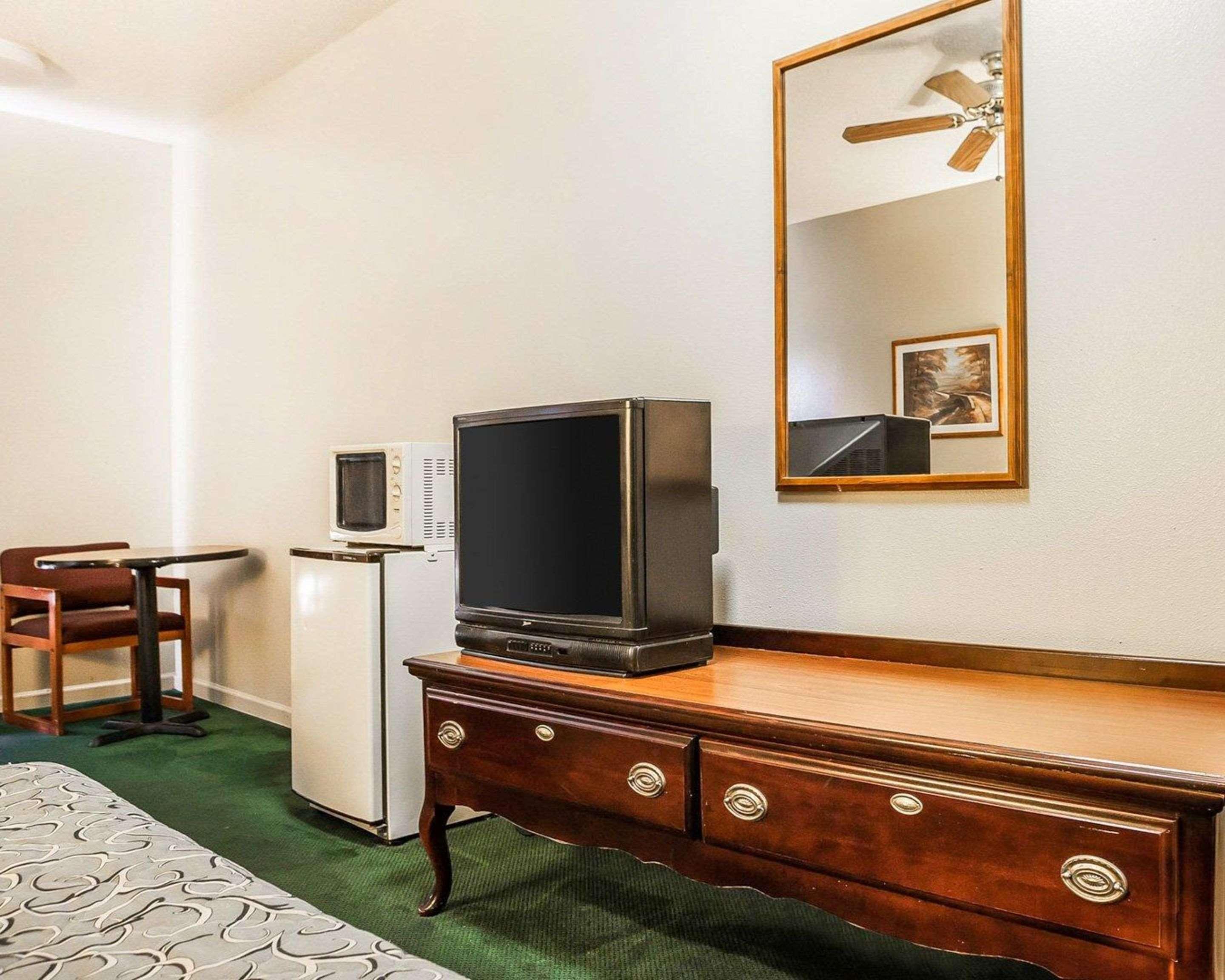 Econo Lodge Inn & Suites Granite City Экстерьер фото