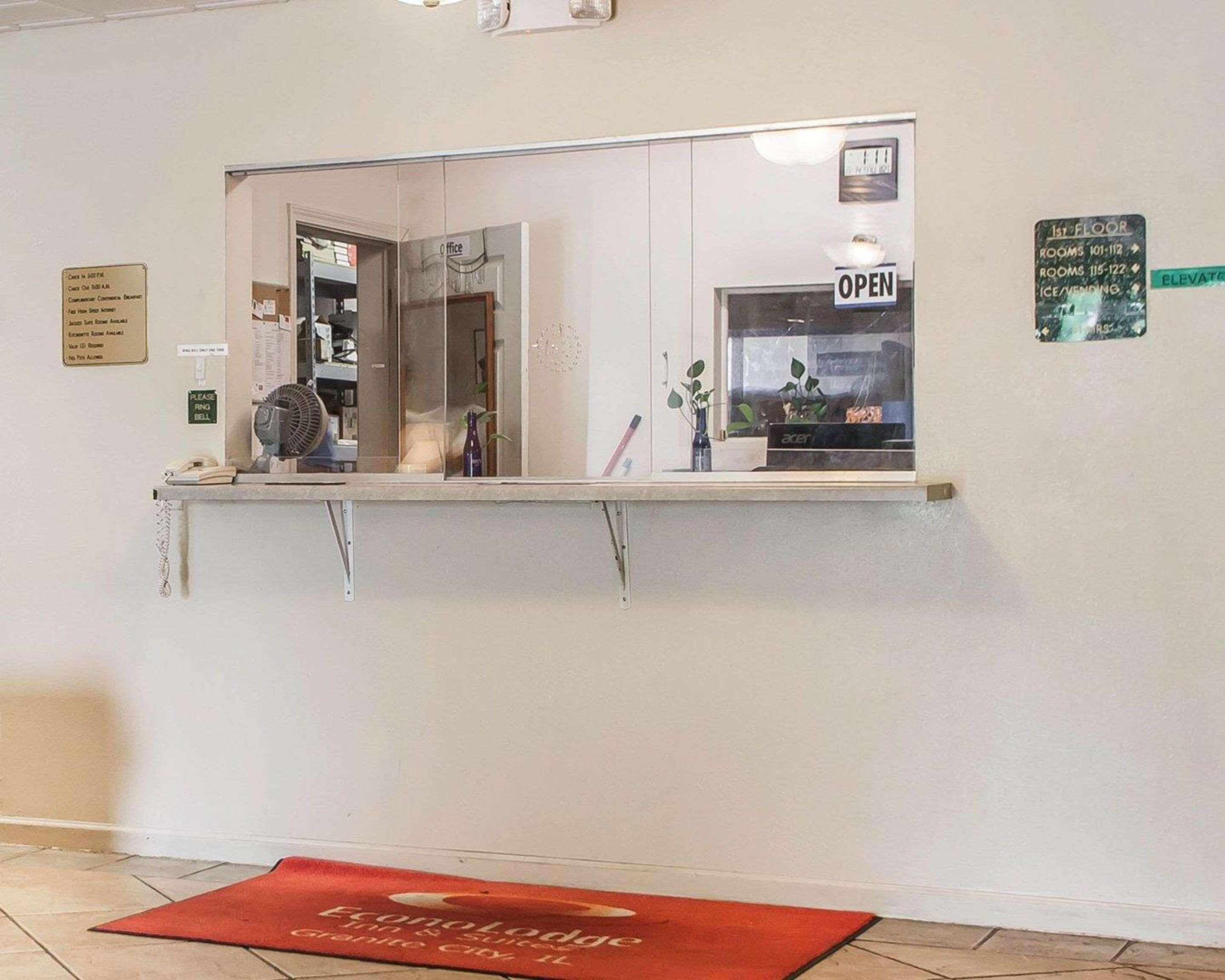 Econo Lodge Inn & Suites Granite City Экстерьер фото
