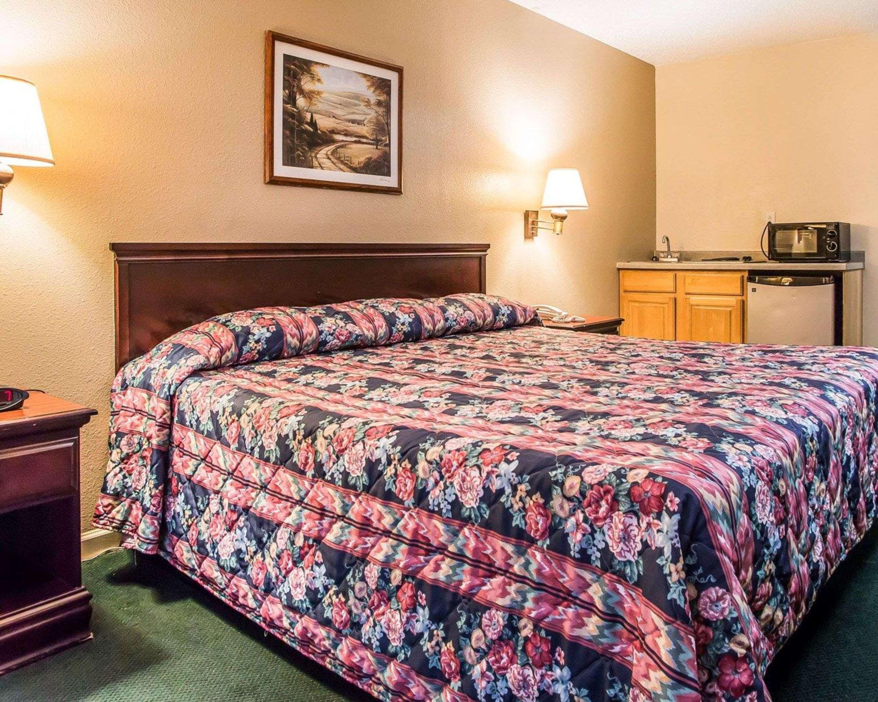 Econo Lodge Inn & Suites Granite City Экстерьер фото
