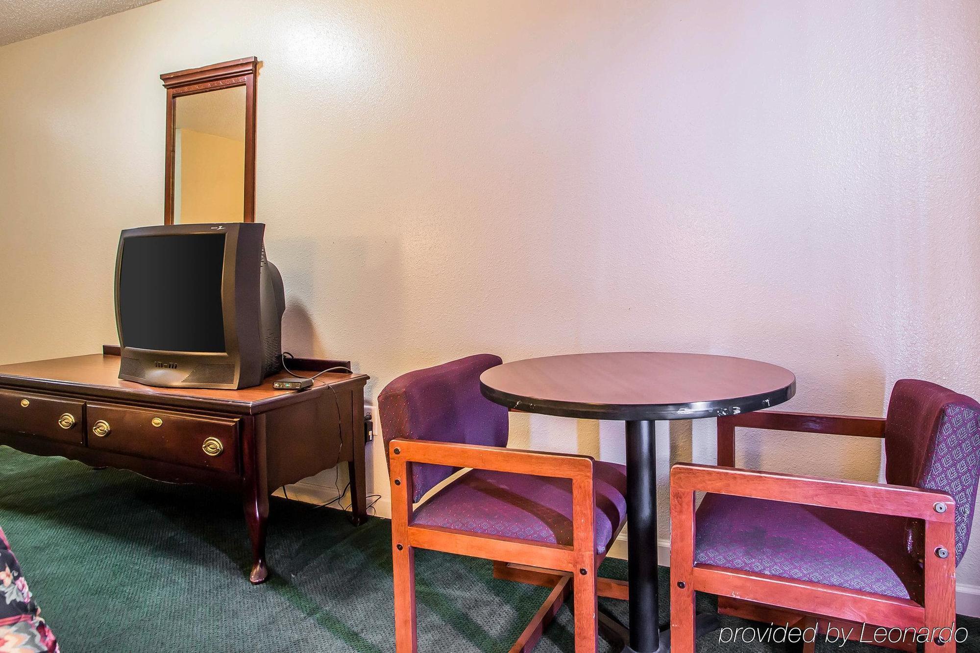 Econo Lodge Inn & Suites Granite City Экстерьер фото
