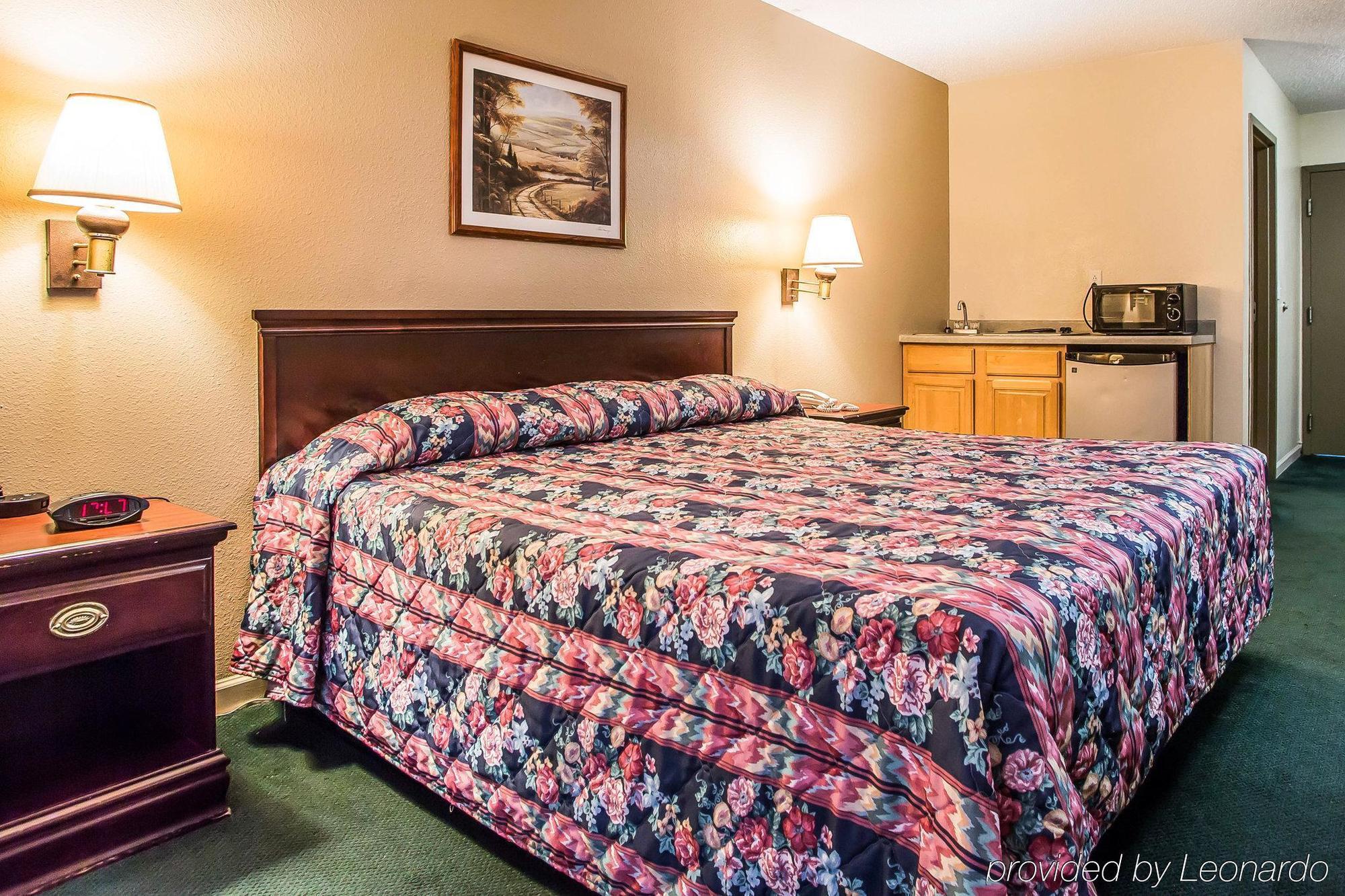 Econo Lodge Inn & Suites Granite City Экстерьер фото
