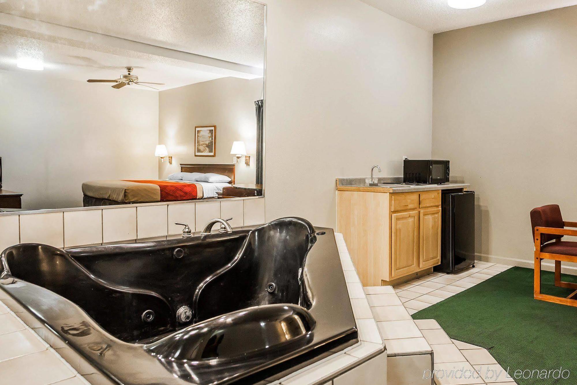 Econo Lodge Inn & Suites Granite City Экстерьер фото