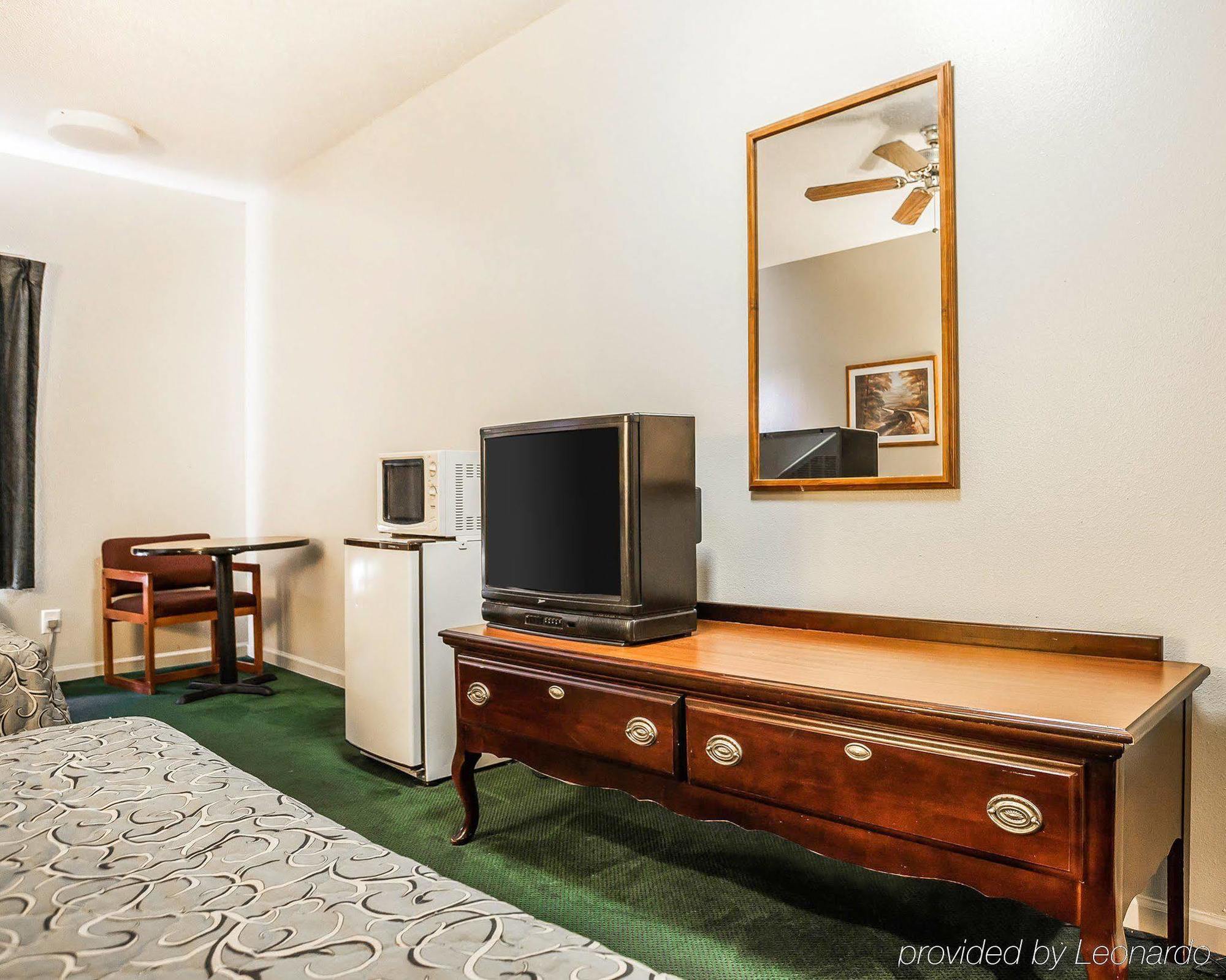 Econo Lodge Inn & Suites Granite City Экстерьер фото